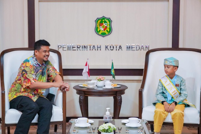 Rasa bangga dirasakan Walikota Medan, Bobby Nasution atas apa yang diraih Gibran Alfatih Panjaitan yang berhasil Juara Kompetisi Hafiz Indonesia 2024 kategori Afshah (bacaan terfasih).
