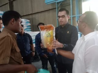Anggota Komisi 3 DPRD Medan melakukan sidak ke Gudang Bulog yang berada di Jalan Jemadi, Kecamatan Medan Timur, kemarin.