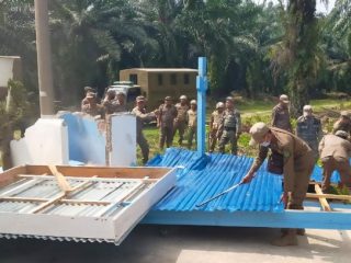 Tim Terpadu Kabupaten Langkat bergerak menertibkan bangunan liar di Objek Wisata Bukit Lawang, kemarin. Penertiban tersebut dipimpin langsung Kepala Satpol PP Langkat, Dameka Putra Singarimbun.
