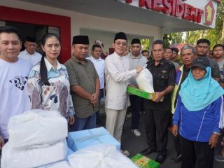 Jelang Hari Raya Idul Fitri 1445H/2024M, DPD Gerindra Sumut beserta seluruh jajaran pengurus bagikan paket sembako dan kue lebaran untuk masyarakat khusunya Kota Medan dan sekitarnya, MInggu (7/4/2024).