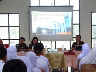 Kasi Penkum Kejati Sumut, Yos A Tarigan (pegang mic) bersama tim jaksa Kejatisu,menggambarkan betapa pentingnya program Jaksa Masuk Sekolah untuk memberikan pemahaman kepada generasi muda terutama generasi Z (Gen Z) tentang hukum, terutama terkait dengan masalah narkoba dan UU ITE.(HO/kaldera)