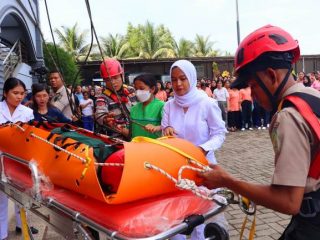BPBD Medan dan STIKes Mitra Husada menggelar simulasi tanggap bencana, dalam peringatan HKB 2024, 26 April 2024.(HO/kaldera)