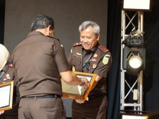 Kajati Sumut, Idianto (kanan)