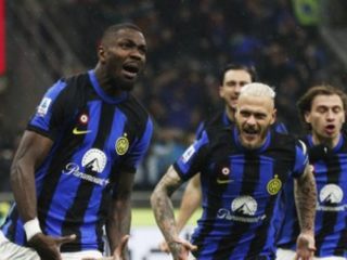 Inter Milan merayakan gelar scudetto musim ini setelah menang 2-1 atas AC Milan dalam partai derby pada pekan ke-33 Liga Italia di Stadion San Siro, Selasa (23/4) dini hari WIB.