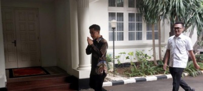 Wakil presiden terpilih, Gibran Rakabuming Raka menyambangi Wakil Presiden Ma'ruf Amin di Rumah Dinas Wapres, Jalan Diponegoro, Menteng, Jakarta Pusat, Rabu (24/4) sore.