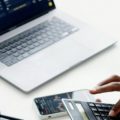 Indeks Harga Saham Gabungan (IHSG) ambruk pada perdagangan hari ini, Jumat (26/4/2024). Penurunan ini terjadi di tengah banjirnya sentimen negatif yang membuat pasar modal tertekan.