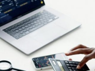 Indeks Harga Saham Gabungan (IHSG) ambruk pada perdagangan hari ini, Jumat (26/4/2024). Penurunan ini terjadi di tengah banjirnya sentimen negatif yang membuat pasar modal tertekan.