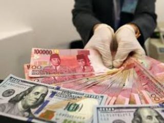 Dunia keuangan Indonesia seolah sedang dihantui oleh merosotnya nilai tukar Rupiah terhadap Dolar Amerika Serikat (AS).