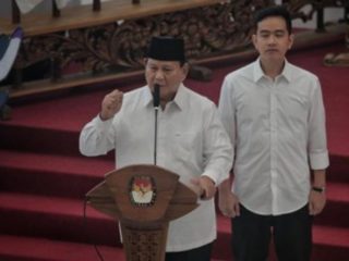 Prabowo Subianto memberikan pidato pertamanya usai ditetapkan sebagai presiden terpilih di Pilpres 2024 oleh Komisi Pemilihan Umum (KPU), Rabu (24/4).