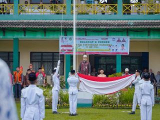 Ratusan tenaga pendidik dan peserta didik Kota Medan mengikuti upacara peringatan Hari Pendidikan Nasional (Hardiknas) yang digelar Pemko Medan di UPT SMPN 1 Medan, Kamis (2/5/2024).