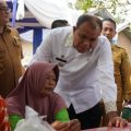 Pj Bupati Langkat, Faisal Hasrimy mengunjungi Posyandu Teratai yang ada di Desa Karang Rejo, Kecamatan Stabat. Posyandu tersebut melaksanakan pengobatan gratis dan layanan kesehatan lainnya bagi balita dan lansia serta ibu hamil.