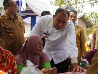 Pj Bupati Langkat, Faisal Hasrimy mengunjungi Posyandu Teratai yang ada di Desa Karang Rejo, Kecamatan Stabat. Posyandu tersebut melaksanakan pengobatan gratis dan layanan kesehatan lainnya bagi balita dan lansia serta ibu hamil.