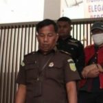 Mantan Camat Harian, Kab Samosir, WS (berbaju tahanan) diboyong petugas Kejaksaan menuju tahanan, kemarin