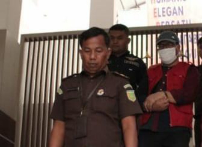 Mantan Camat Harian, Kab Samosir, WS (berbaju tahanan) diboyong petugas Kejaksaan menuju tahanan, kemarin