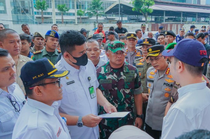 Tindakan tegas diberikan Walikota Medan, Bobby Nasution terhadap manajemen Centre Point Mall di Jalan Jawa, Medan, Rabu (15/5/2024).