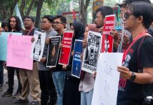 Ratusan jurnalis media cetak, online, dan elektronik yang ada di Kota Medan menggelar aksi damai sebagai bentuk penolakan RUU Penyiaran di depan Kantor DPRD Sumut, Selasa (21/5/24) siang.