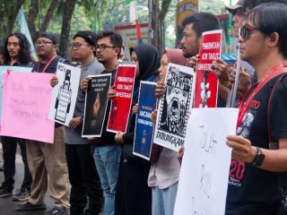 Ratusan jurnalis media cetak, online, dan elektronik yang ada di Kota Medan menggelar aksi damai sebagai bentuk penolakan RUU Penyiaran di depan Kantor DPRD Sumut, Selasa (21/5/24) siang.