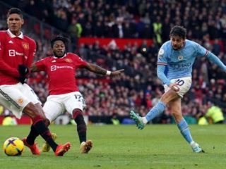 Manchester United tampil sebagai juara Piala FA usai mengalahkan Manchester City 2-1 di babak final yang berlangsung di Stadion Wembley, Sabtu (25/5/2024).