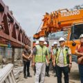 Pemerintah Kota Medan, Sumatera Utara, meminta pengerjaan proyek jalan layang di depan Stasiun Kereta Api Kota Medan selesai dan bisa dilalui pada Agustus 2024.