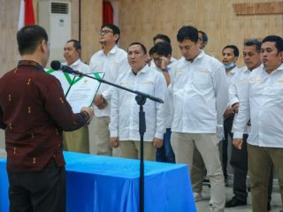 Walikota Medan, Bobby Nasution diwakili Kadis Kominfo Kota Medan, Arrahman Pane melantik dan mengukuhkan Pengurus Persatuan Wartawan Pemko Medan periode 2024-2026 di Gedung PKK Kota Medan, Jumat (31/5/24).