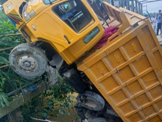 Jembatan Sei Air Tenang atau biasa disebut titi besi yang menghubungkan Kecamatan Padang Tualang dengan Batang Serangan ambruk, Selasa (11/6/2024) sekitar pukul 17.05 WIB. Namun, tidak ada korban jiwa dalam kejadian itu.