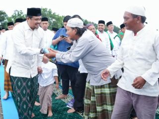 Walikota Medan, Bobby Nasution melakukan Shalat Idul Adha di Lapangan Komplek Taman Setia Budi Indah (Tasbih), Senin (17/6/2024).