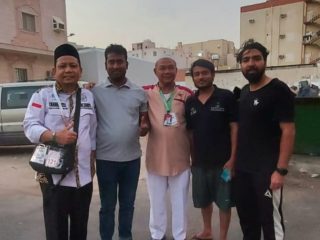 Pak Misnan (tengah) jemaah yang kehilangan HP, celana pendek warga india yang menemukannya