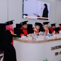 Wartawan Radio Republik Indonesia (RRI) Banda Aceh, Tisi Maulidya Putri, berhasil meraih gelar Doktor Komunikasi dan Penyiaran Islam (KPI) Fakultas Dakwah dan Komunikasi (FDK) Universitas Islam Negeri Sumatera Utara (UINSU) Medan 4 Juli 2024. 