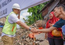 Walikota Medan, Bobby Afif Nasution melakukan peletakan batu pertama revitalisasi Pasar Akik di Jalan AR Hakim, Kelurahan Sukaramai II, Kecamatan Medan Area, Jumat (6/7/2024).