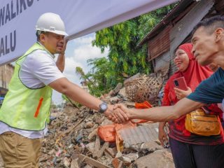 Walikota Medan, Bobby Afif Nasution melakukan peletakan batu pertama revitalisasi Pasar Akik di Jalan AR Hakim, Kelurahan Sukaramai II, Kecamatan Medan Area, Jumat (6/7/2024).
