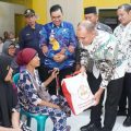 Pj Bupati Langkat, Faisal Hasrimy menyerahkan 122 paket sembako bantuan Presiden Joko Widodo di tiga kecamatan yang berada di Kabupaten Langkat, kemarin.