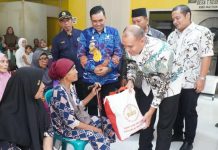 Pj Bupati Langkat, Faisal Hasrimy menyerahkan 122 paket sembako bantuan Presiden Joko Widodo di tiga kecamatan yang berada di Kabupaten Langkat, kemarin.