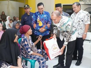 Pj Bupati Langkat, Faisal Hasrimy menyerahkan 122 paket sembako bantuan Presiden Joko Widodo di tiga kecamatan yang berada di Kabupaten Langkat, kemarin.