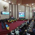 Anggota DPRD Medan menggelar sidang paripurna terkait perubahan Perda No 6/2015 tentang pengelolaan persampahan di Gedung DPRD Medan, Senin (8/7/2024).