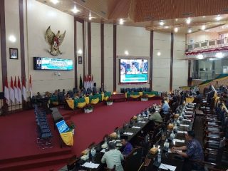 Anggota DPRD Medan menggelar sidang paripurna terkait perubahan Perda No 6/2015 tentang pengelolaan persampahan di Gedung DPRD Medan, Senin (8/7/2024).