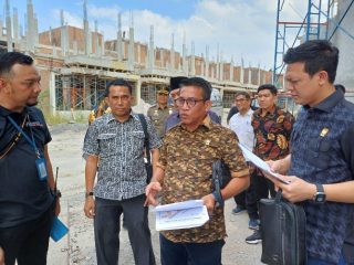 Anggota Komisi 4 DPRD Medan kembali melakukan inspeksi mendadak (sidak) ke okasi bangunan menyalahi aturan di Kota Medan, kemarin.
