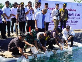 Pj Bupati Langkat, M Faisal Hasrimy meresmikan Klaster Budidaya Udang Vaname Intensif di Dusun Pasar Rawa, Kecamatan Gebang, Kabupaten Langkat, kemarin.