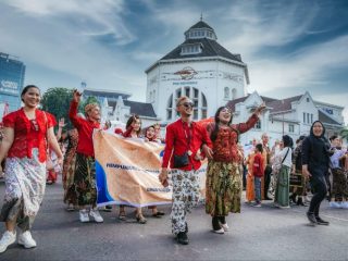 Ketua TP PKK Kota Medan Kahiyang Ayu melepas 6.500 lebih peserta Parade Kebaya Nusantara di kawasan Jalan Balai Kota, Medan, Minggu (21/7/2024).