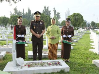 Masih dalam rangkaian perimgatan Hari Bhakti Adhyaksa (HBA) ke-64 dan Hari Ulang Tahun Ikatan Adhyaksa Dharmakarini (HUT IAD) ke-XXIV tahun 2024 , Kejaksaan Tinggi Sumatera Utara bersama dan jajaran menggelar Upacara Ziarah ke Taman Makam Pahlawan, Jalan SM Raja, Medan, Minggu (21/7/2024).