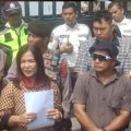 Puluhan juru parkir (jukir) bersama keluarganya menggelar aksi di depan Gedung DPRD Medan dan Balai Kota Medan, Senin (22/7/2024).