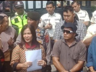 Puluhan juru parkir (jukir) bersama keluarganya menggelar aksi di depan Gedung DPRD Medan dan Balai Kota Medan, Senin (22/7/2024).