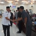 Pj Bupati Langkat, Faisal Hasrimy menyalami para anggota dewan
