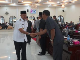 Pj Bupati Langkat, Faisal Hasrimy menyalami para anggota dewan