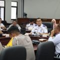 Kadishub Sumut Agustinus Panjaitan bersama Dirlantas Polda Sumut Kombes Muji Ediyanto memimpin rapat Evaluasi Penertiban dan Penataan Lalulintas dan Angkutan Jalan, yang diselenggarakan di kantor Dishub Sumut, Jalan Imam Bonjol No 61, Medan, Jumat (26/7).