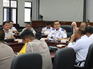 Kadishub Sumut Agustinus Panjaitan bersama Dirlantas Polda Sumut Kombes Muji Ediyanto memimpin rapat Evaluasi Penertiban dan Penataan Lalulintas dan Angkutan Jalan, yang diselenggarakan di kantor Dishub Sumut, Jalan Imam Bonjol No 61, Medan, Jumat (26/7).