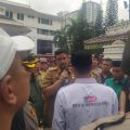 Walikota Medan, Bobby Nasution sampaikan penjelasan detail apa yang menjadi tuntutan mahasiswa yang tergabung dalam Cipayung Plus Kota Medan saat melakukan aksi damai di depan Balaikota Medan, Senin (29/7/2024).