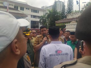 Walikota Medan, Bobby Nasution sampaikan penjelasan detail apa yang menjadi tuntutan mahasiswa yang tergabung dalam Cipayung Plus Kota Medan saat melakukan aksi damai di depan Balaikota Medan, Senin (29/7/2024).