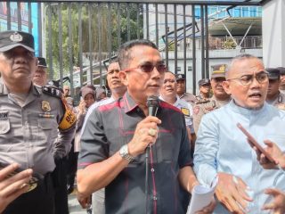 Puluhan juru parkir melakukan aksi damai di depan Gedung DPRD Medan, Senin (29/7/2024). Mereka meminta program parkir berlangganan dibatalkan.