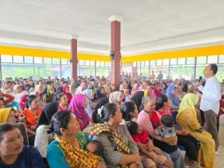 Seribuan orang perwakilan warga Sipirok Narobi dari Kecamatan Aek Bilah, Saipar Dolok Hole, Arse dan Sipirok, Kabupaten Tapanuli Selatan, mengeluhkan kurangnya perhatian pemerintah daerah ke wilayah itu.