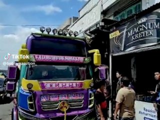 Walikota Medan, Bobby Nasution menegur keras Kadis Perhubungan (Kadishub) Kota Medan, Iswar Lubis terkait masih beroperasinya loket bus di kawasanJalan Djamin Ginting atau seputaran Simpang Pos, Medan.